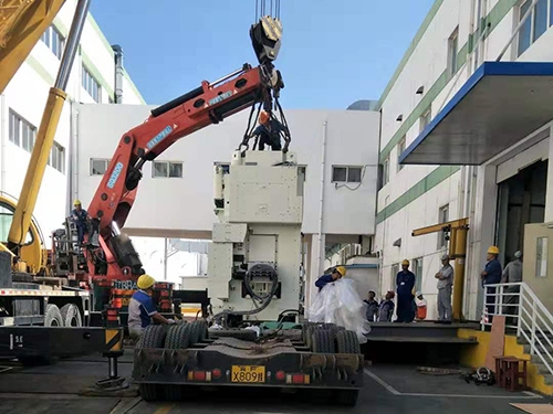 300T京利冲床搬出装车运输到大连卸货搬入就位