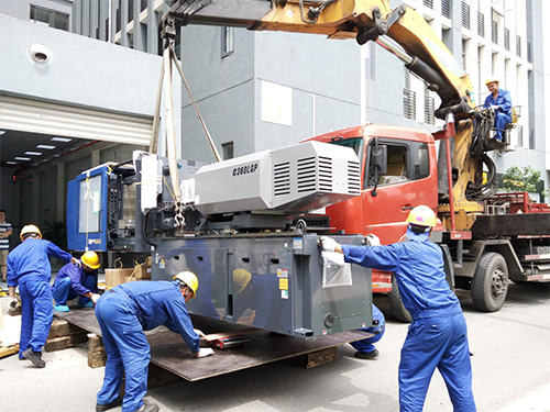 輸入射出成型機荷卸し搬入作業