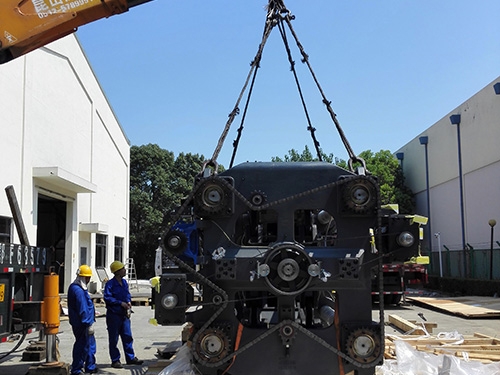 1000T射出成型機の組み立て試運行作業